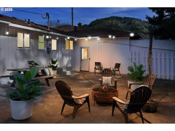 White Salmon, WA 98672,756 NE FIELDS AVE