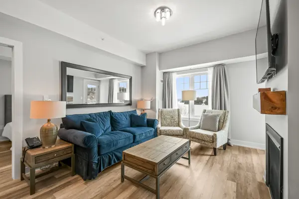 25 PEN LAKE POINT RD #403, Huntsville, ON P1H 1A9