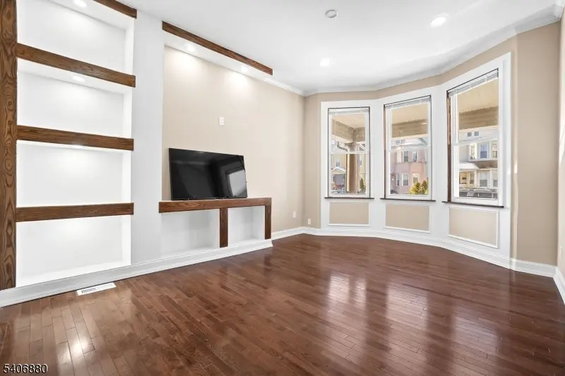 16 Sayre St, Elizabeth City, NJ 07208