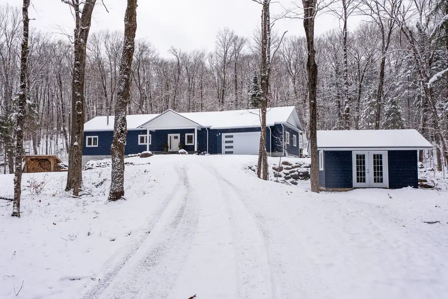 2435 Ravenscliffe RD, Huntsville, ON P1H 2J2