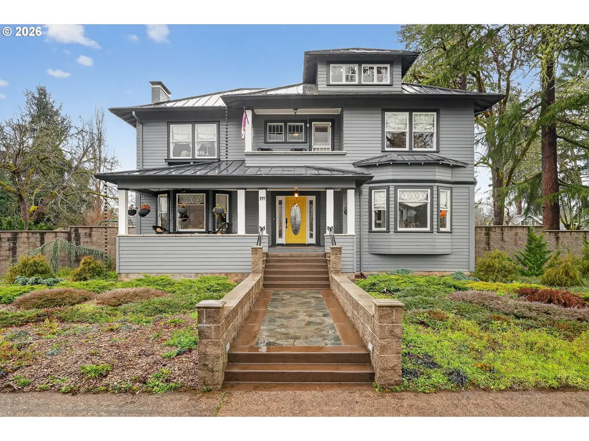 211 S 3RD ST, Cottage Grove, OR 97424