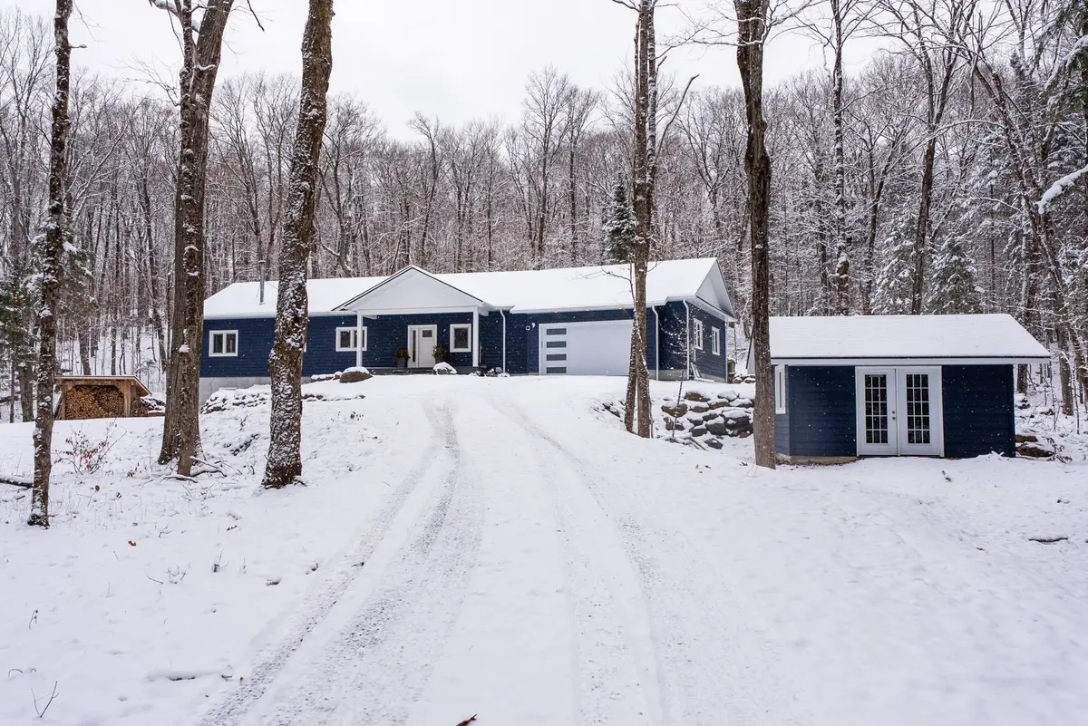 2435 Ravenscliffe RD, Huntsville, ON P1H 2J2