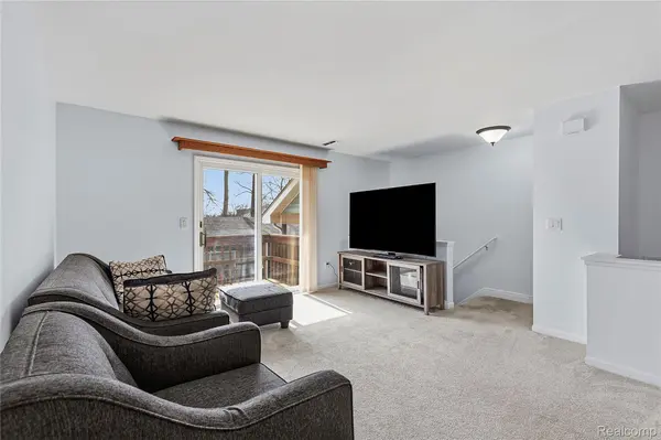 253 Pinewood CIR, Plymouth, MI 48170