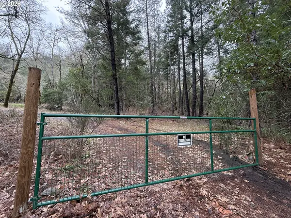 907 RIVERBANKS RD, Grants Pass, OR 97527