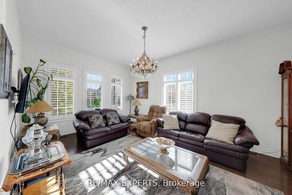 10 Falkland RD, Brampton, ON L6P 4C3