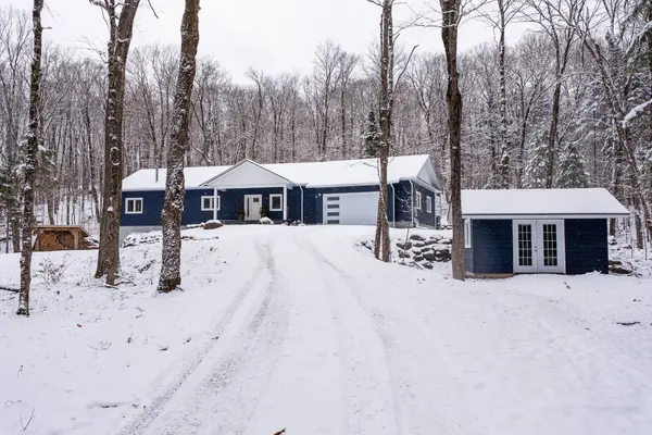 2435 Ravenscliffe RD, Huntsville, ON P1H 2J2