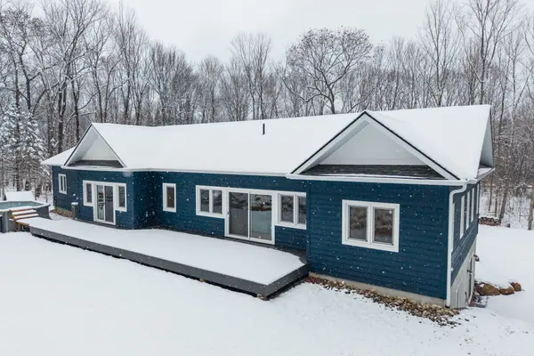 2435 Ravenscliffe RD, Huntsville, ON P1H 2J2