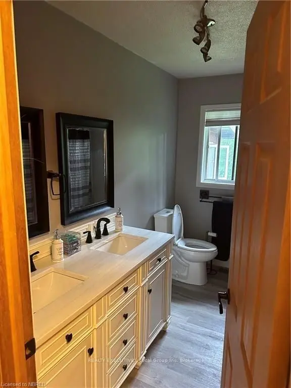 1372 VILLAGE RD, East Ferris, ON P0H 1B0