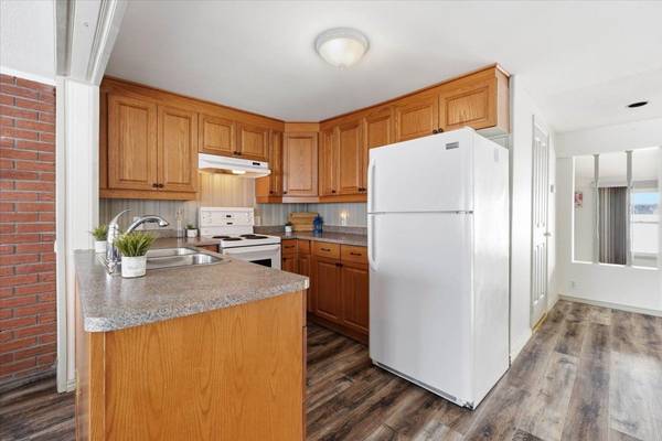 1083 Lakeside DR, Prince Edward County, ON K0K 1T0