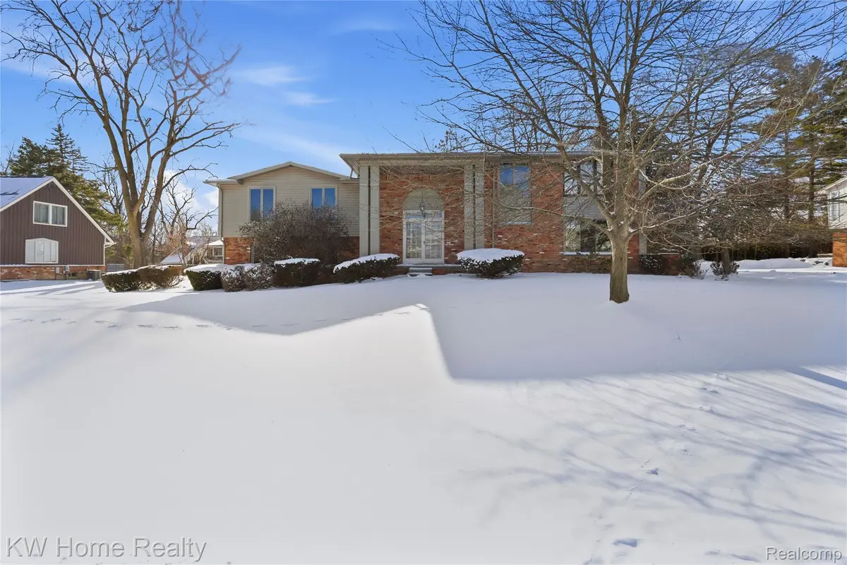 2935 Bloomfield Shore DR, West Bloomfield Charter Township, MI 48323