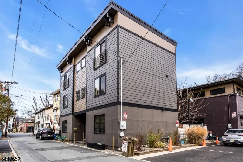 10 Mccready Aly, Lambertville City, NJ 08530