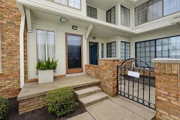 6011 Pebble Lane CT, West Bloomfield Charter Township, MI 48322