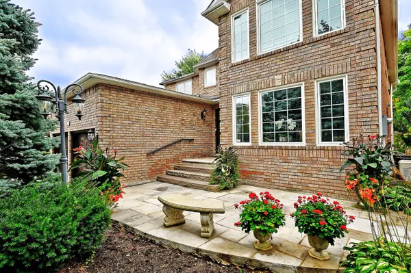 331 Kennedy ST W, Aurora, ON L4G 6L7