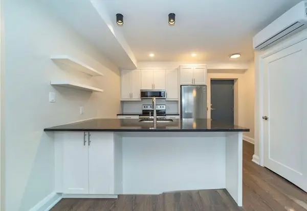 33 MAPLE GROVE RD #204, Kanata, ON K2L 2S7