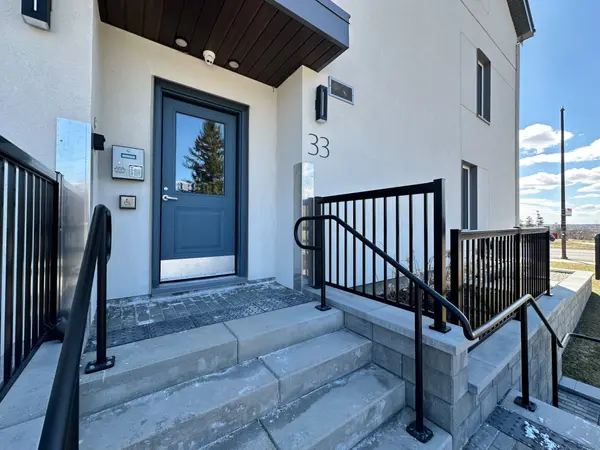 33 Maple Grove RD #305, Kanata, ON K2L 2S7