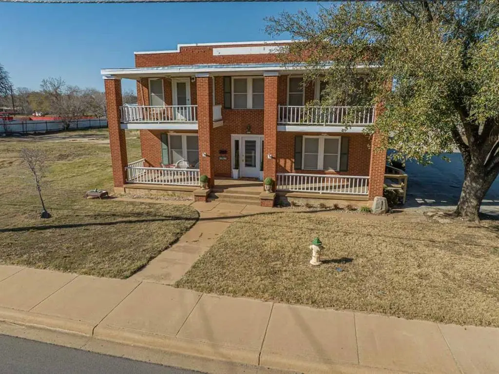 900 W West Walker, Breckenridge, TX 76424