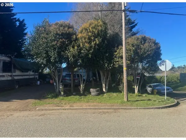 396 N WALL ST, Coos Bay, OR 97420