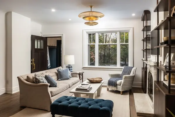 102 Shaftesbury AVE, Toronto C09, ON M4T 1A5