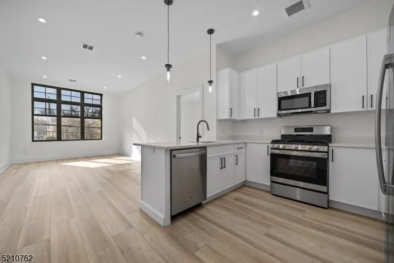 1 Union Ave #201, Cresskill Boro, NJ 07626