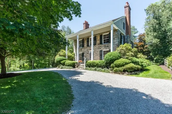 1 Robins Ln, Kinnelon Boro, NJ 07405