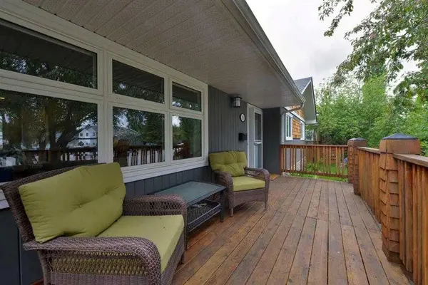 19 Garrick DR SW, Calgary, AB T3E 5B4