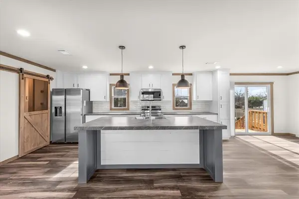 5824 Thousand Oaks Drive,  Joshua,  TX 76058