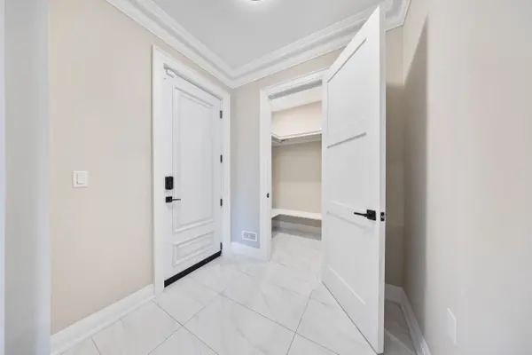 732 Hillview CRES, Pickering, ON L1W 2R8