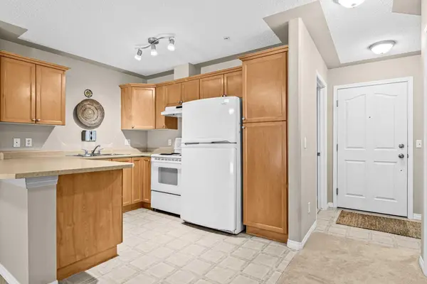 369 Rocky Vista PARK NW #109, Calgary, AB T3G 5K7