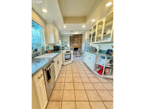 342 W CHAPMAN AVE, Roseburg, OR 97470