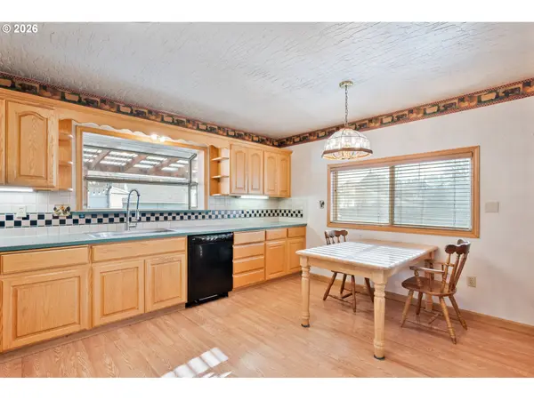 136 SW 3RD AVE, Castle Rock, WA 98611