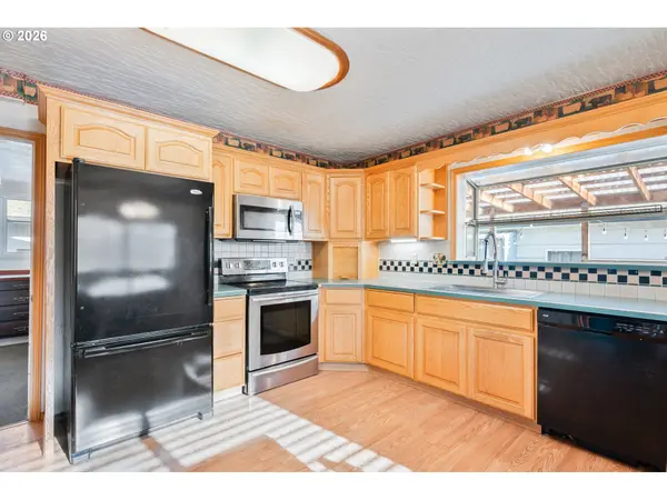 136 SW 3RD AVE, Castle Rock, WA 98611