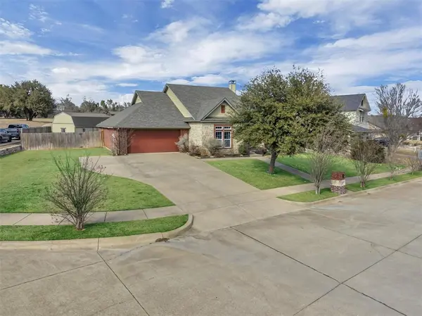 125 Camelot Street, Glen Rose, TX 76043