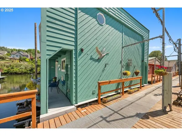 414 N Tomahawk Island DR, Portland, OR 97217