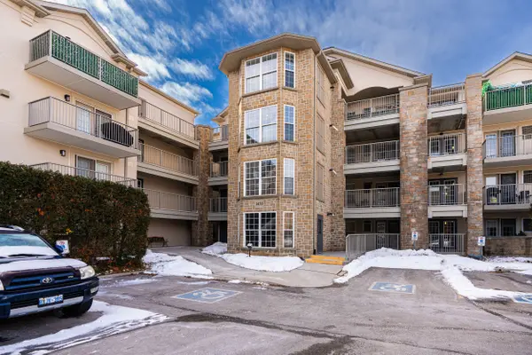 1450 Bishops Gate #103, Oakville, ON L6M 4N1