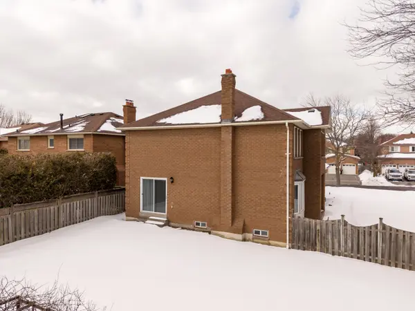 11 Foster CRES, Whitby, ON L1R 1W1