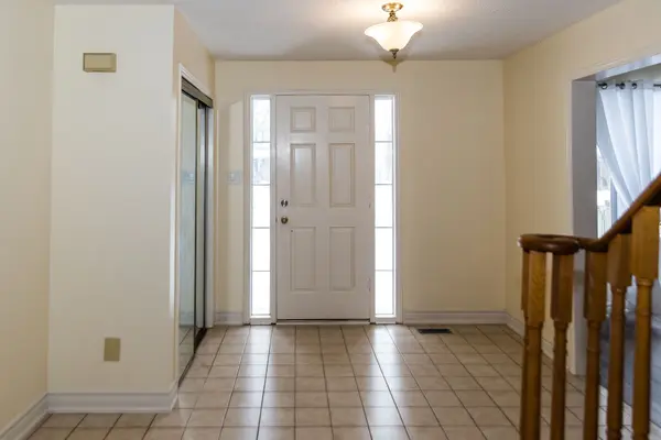 11 Foster CRES, Whitby, ON L1R 1W1