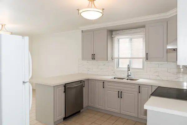 11 Foster CRES, Whitby, ON L1R 1W1