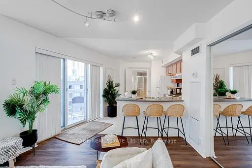 600 Queens Quay N/A W #819, Toronto C01, ON M5V 3M3