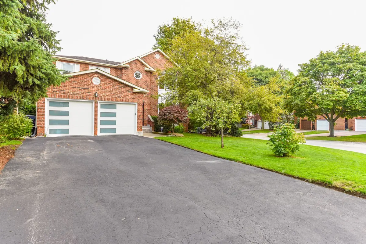 4 Robaldon RD, Toronto W08, ON M9A 5A7