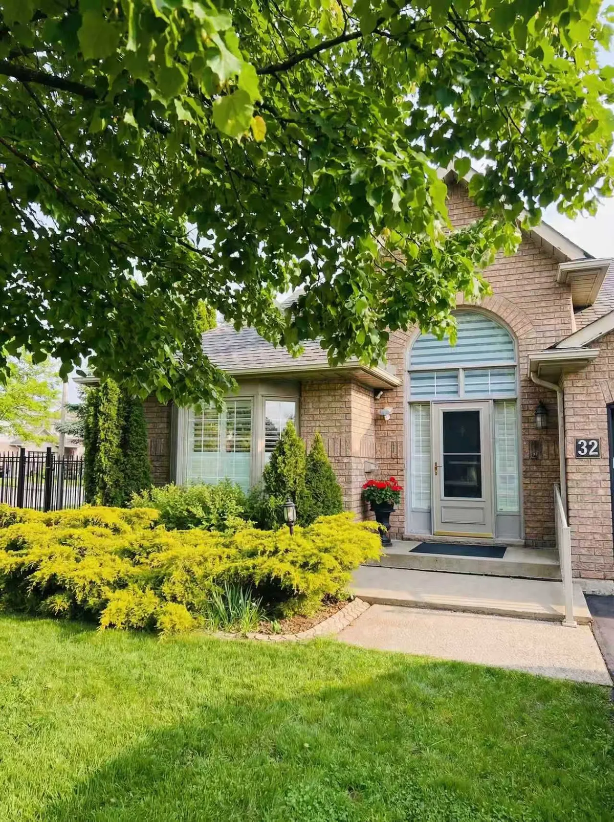 32 Red Haven DR, Grimsby, ON L3M 5J7