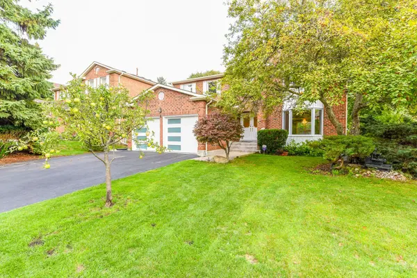 4 Robaldon RD, Toronto W08, ON M9A 5A7