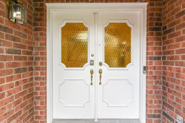 4 Robaldon RD, Toronto W08, ON M9A 5A7