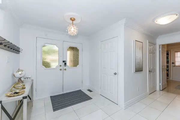 4 Robaldon RD, Toronto W08, ON M9A 5A7