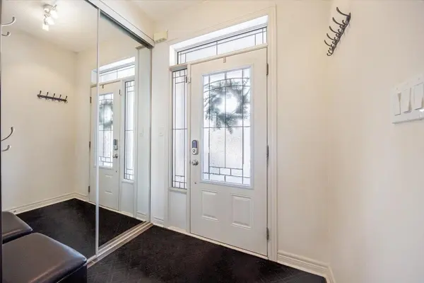 27 Radial DR, Aurora, ON L4G 0Z8