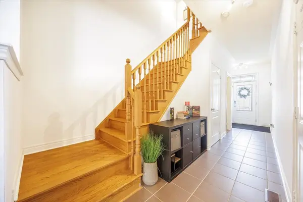 27 Radial DR, Aurora, ON L4G 0Z8