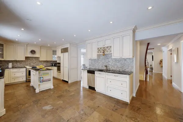 67 Rose Green DR, Vaughan, ON L4J 4R5