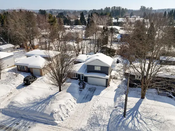 26 Maypark DR, Bracebridge, ON P1L 1C3