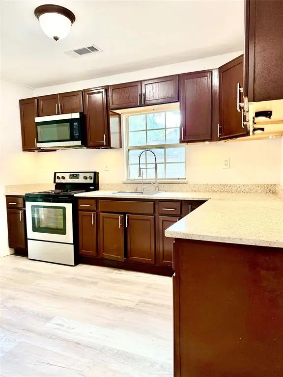 605 E Hickory Street, Kaufman, TX 75142