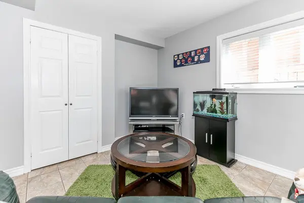 75 Aishford RD #Bsmt, Bradford West Gwillimbury, ON L3Z 3H9