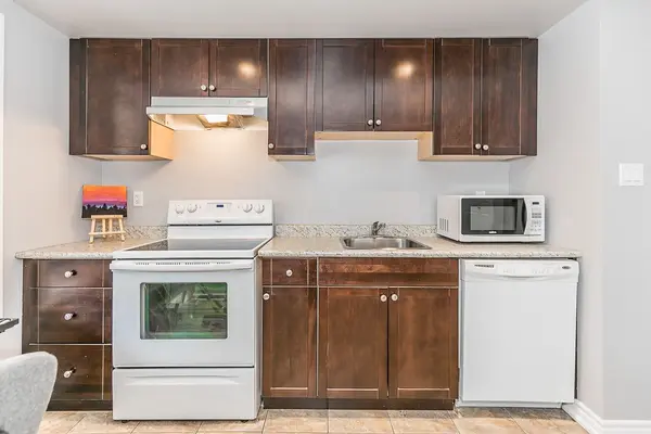 75 Aishford RD #Bsmt, Bradford West Gwillimbury, ON L3Z 3H9